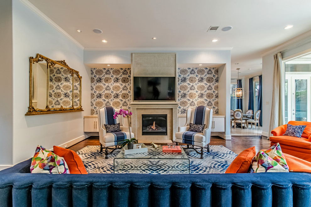 Стильный дизайн: большая открытая, парадная гостиная комната в стиле неоклассика (современная классика) с серыми стенами, темным паркетным полом, стандартным камином, телевизором на стене, коричневым полом и синим диваном - последний тренд