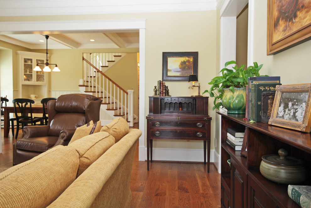 Mittelgroßes, Abgetrenntes Landhausstil Wohnzimmer mit beiger Wandfarbe, braunem Holzboden, Kamin und gefliester Kaminumrandung in Richmond