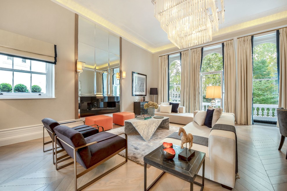 Repräsentatives, Fernseherloses, Offenes Modernes Wohnzimmer mit beiger Wandfarbe, hellem Holzboden, Gaskamin und beigem Boden in London