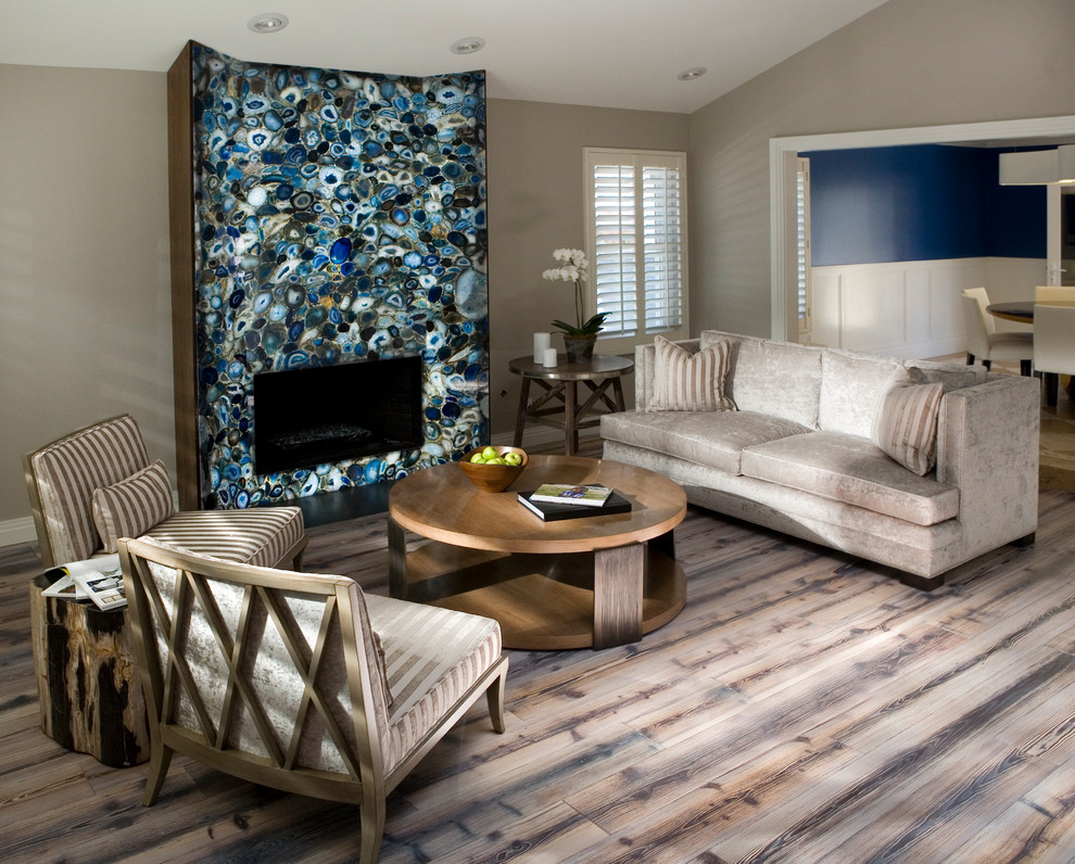 Inspiration pour un salon minimaliste avec un mur beige, parquet clair, une cheminée standard et un manteau de cheminée en bois.