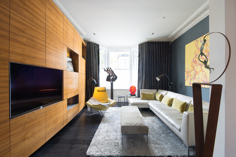Пример оригинального дизайна: гостиная комната среднего размера в современном стиле с деревянным полом и мультимедийным центром