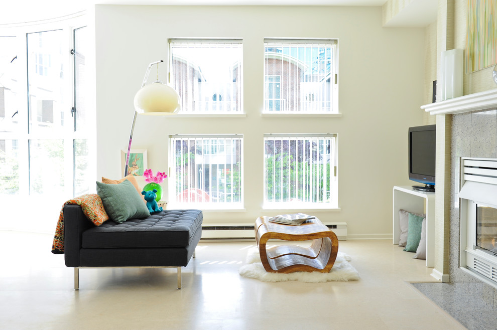 Идея дизайна: гостиная комната среднего размера в стиле модернизм с отдельно стоящим телевизором
