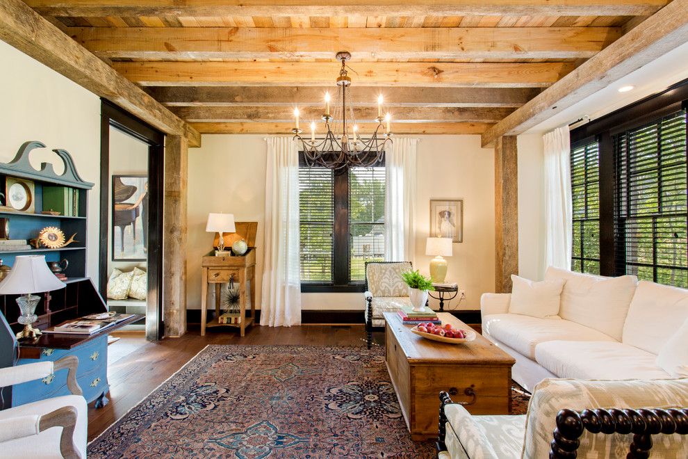 Ejemplo de salón cerrado tradicional con paredes blancas, suelo de madera en tonos medios y cortinas