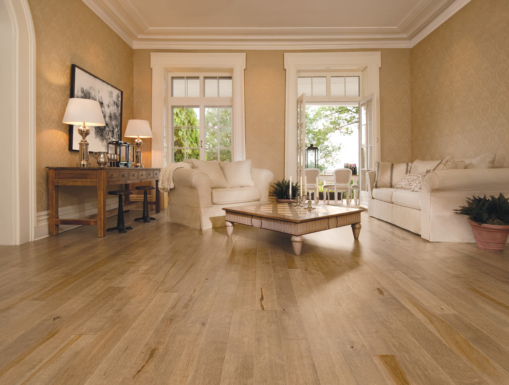 Foto di un soggiorno minimal di medie dimensioni e aperto con sala formale, pareti beige, parquet chiaro e pavimento beige