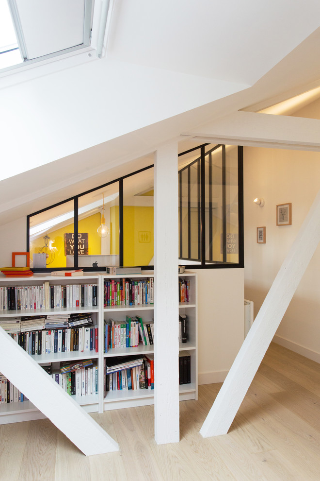 This is an example of a contemporary living room in Rennes.