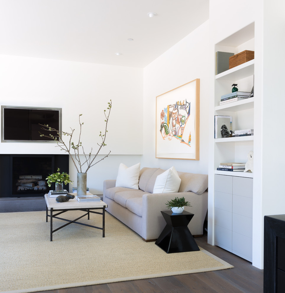 Aménagement d'un grand salon contemporain ouvert avec un mur blanc, un sol en bois brun, une cheminée standard et un téléviseur fixé au mur.