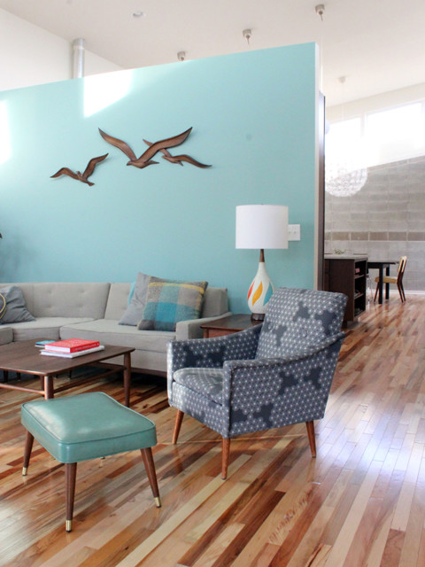 Cette photo montre un salon rétro de taille moyenne et ouvert avec un mur bleu et un sol en bois brun.