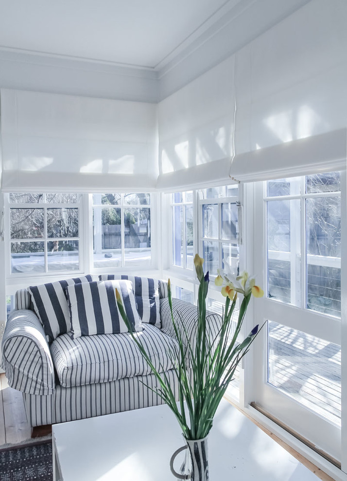 Eklektisches Wohnzimmer mit weißer Wandfarbe in Canberra - Queanbeyan
