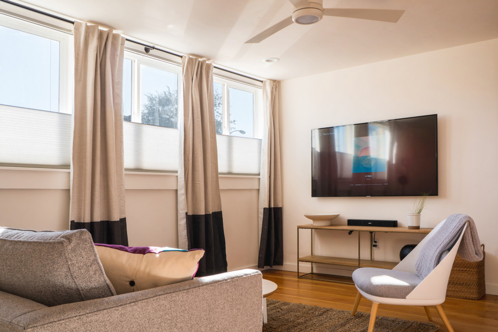 Idee per un soggiorno moderno chiuso con pavimento in legno massello medio, TV a parete e pavimento arancione