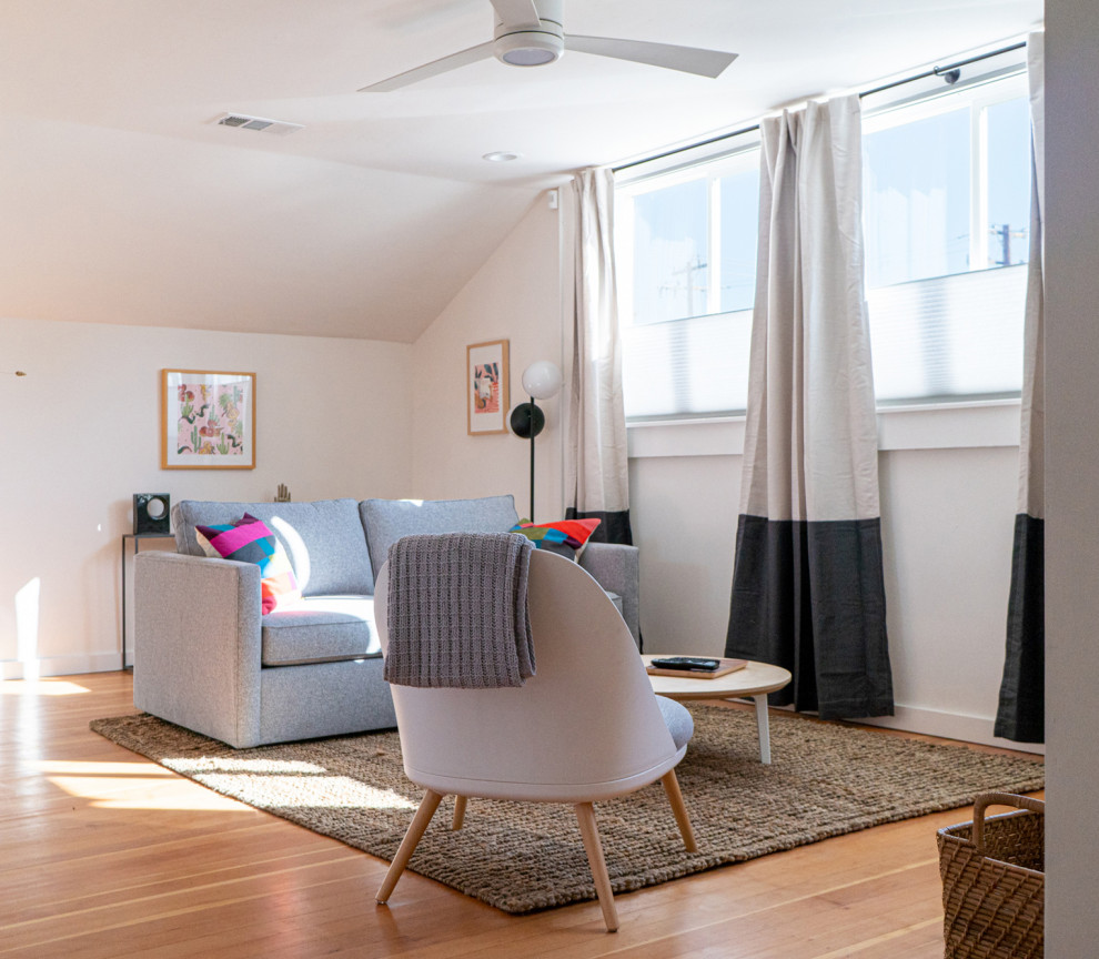 Свежая идея для дизайна: изолированная гостиная комната в стиле ретро с паркетным полом среднего тона, телевизором на стене и оранжевым полом - отличное фото интерьера