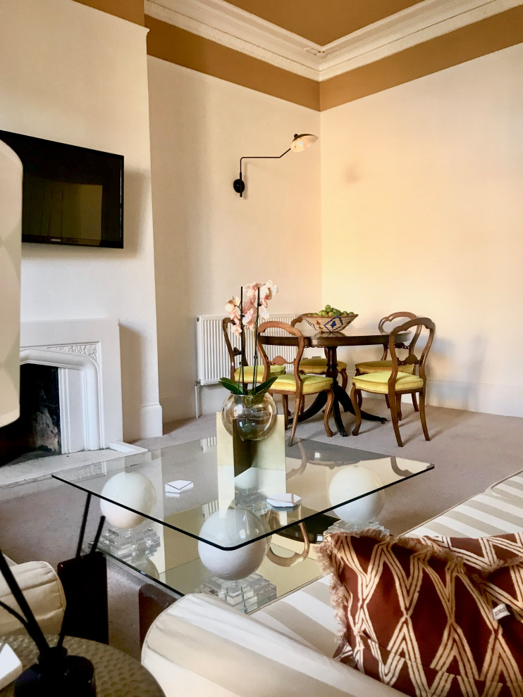 Großes, Repräsentatives, Abgetrenntes Stilmix Wohnzimmer mit weißer Wandfarbe, Teppichboden, Kamin, gefliester Kaminumrandung, TV-Wand und Tapetenwänden in Gloucestershire