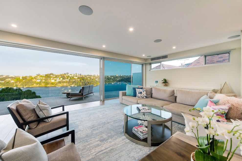 Repräsentatives, Abgetrenntes Maritimes Wohnzimmer mit beiger Wandfarbe und beigem Boden in Sydney