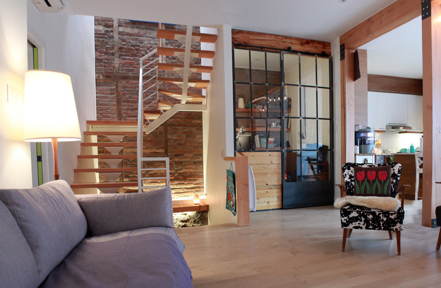Fernseherloses, Offenes, Mittelgroßes Modernes Wohnzimmer ohne Kamin mit weißer Wandfarbe, hellem Holzboden und beigem Boden in Montreal