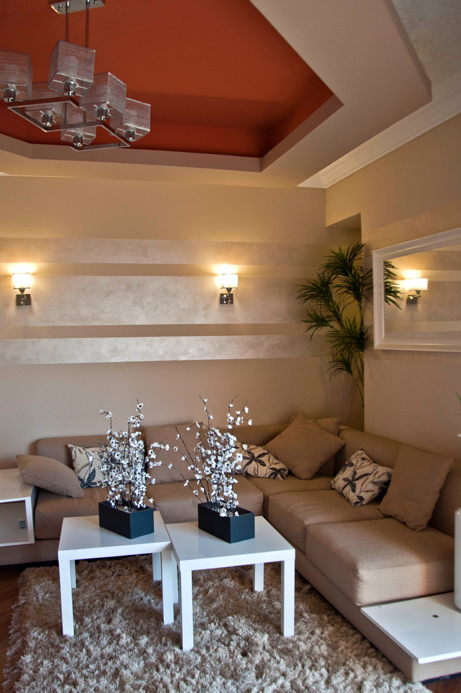 Kleines, Abgetrenntes Modernes Wohnzimmer mit beiger Wandfarbe und braunem Holzboden in Sonstige