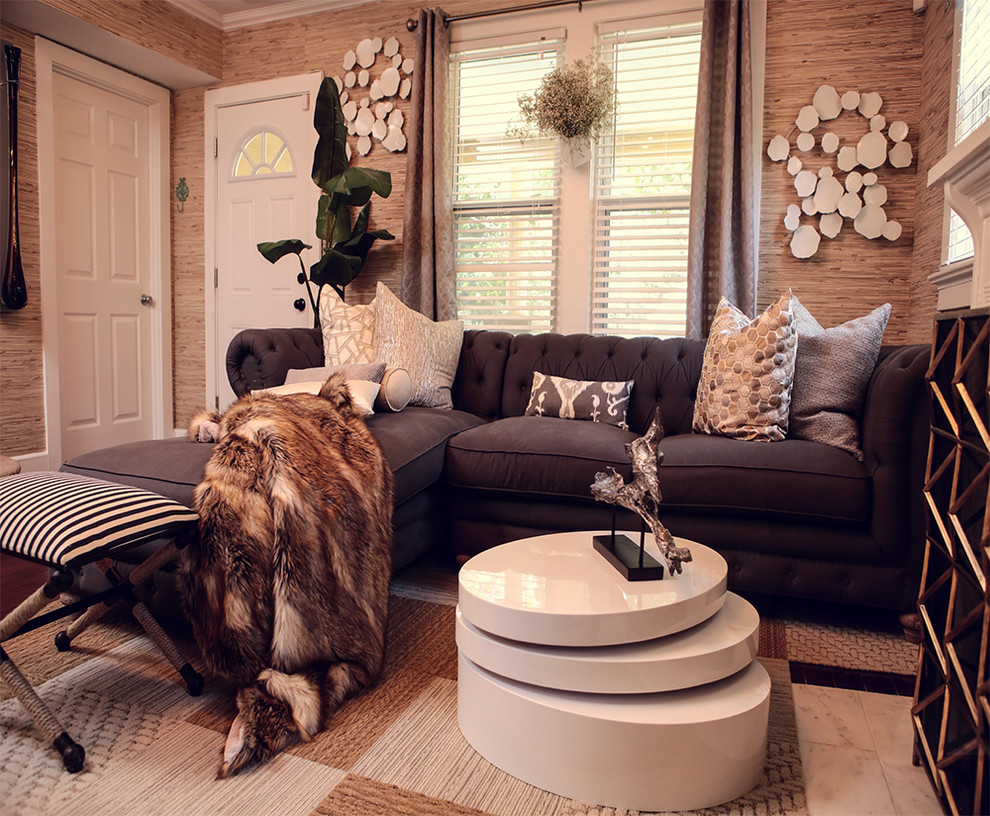 Kleines, Repräsentatives Stilmix Wohnzimmer mit beiger Wandfarbe, dunklem Holzboden, Kamin und gefliester Kaminumrandung in Washington, D.C.