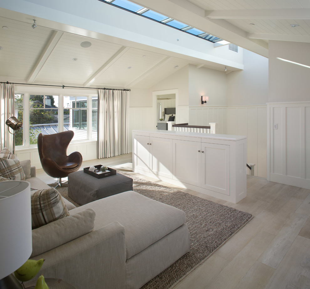 Diseño de salón tipo loft tradicional renovado sin chimenea y televisor con paredes blancas y suelo de madera clara
