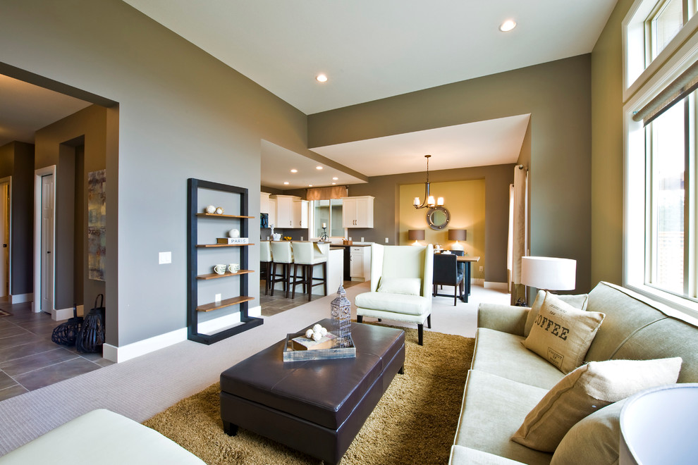 Пример оригинального дизайна: гостиная комната в современном стиле с зелеными стенами