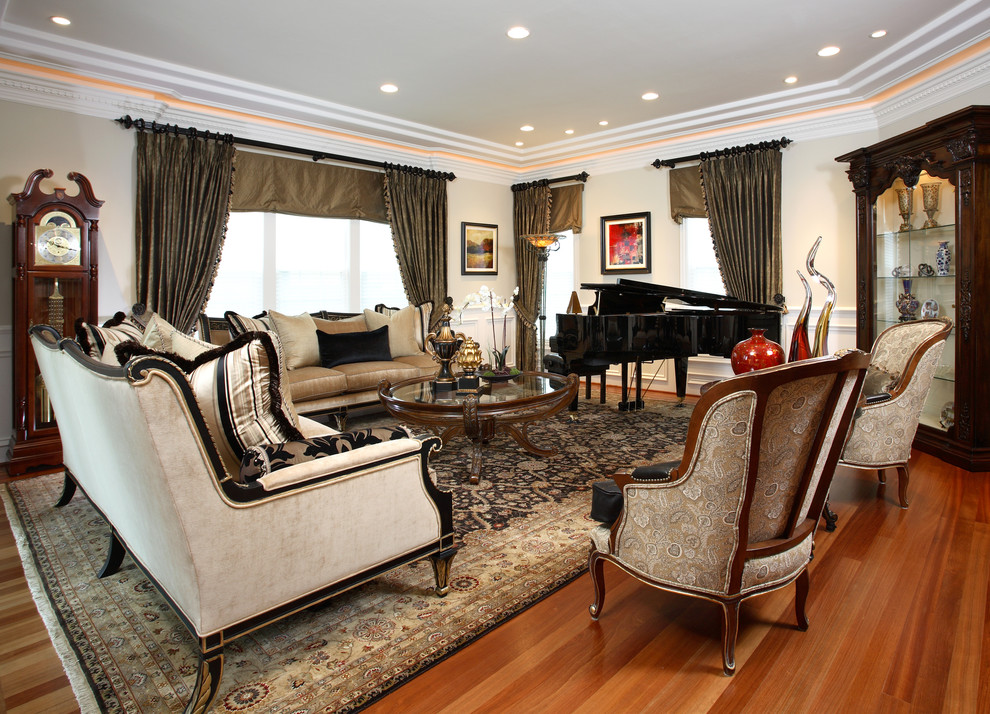 Стильный дизайн: гостиная комната в викторианском стиле с музыкальной комнатой и бежевыми стенами - последний тренд