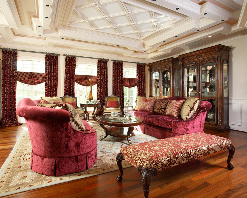 Пример оригинального дизайна: огромная гостиная комната в классическом стиле с бежевыми стенами и красивыми шторами