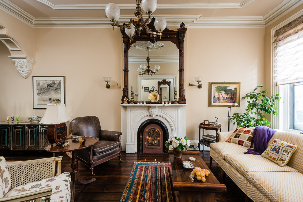 Immagine di un soggiorno classico aperto con sala formale, parquet scuro, pareti beige, camino classico e nessuna TV
