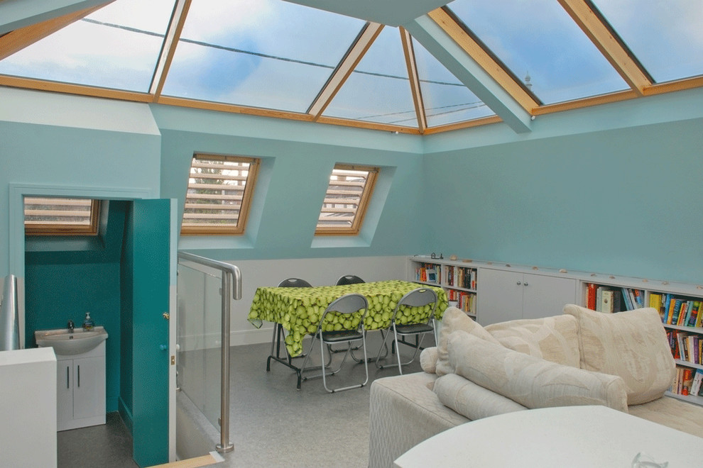 Idee per un soggiorno contemporaneo di medie dimensioni e aperto con libreria, pareti blu e moquette