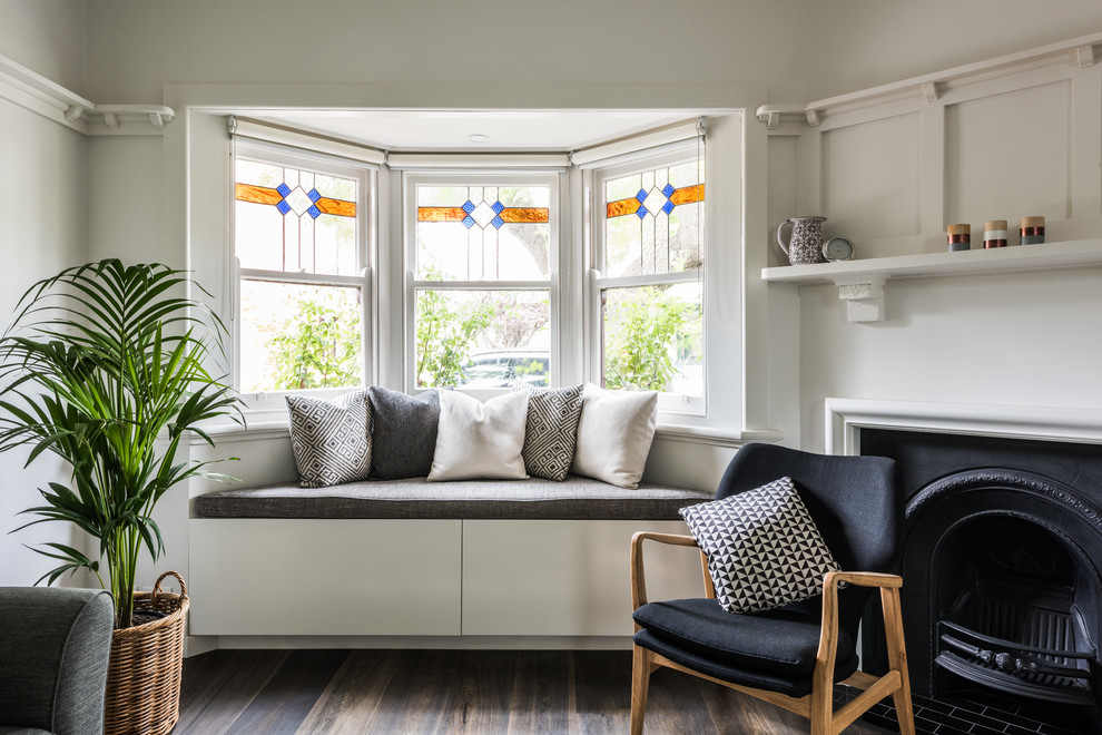 Fernseherloses Klassisches Wohnzimmer mit weißer Wandfarbe, dunklem Holzboden und Eckkamin in Melbourne