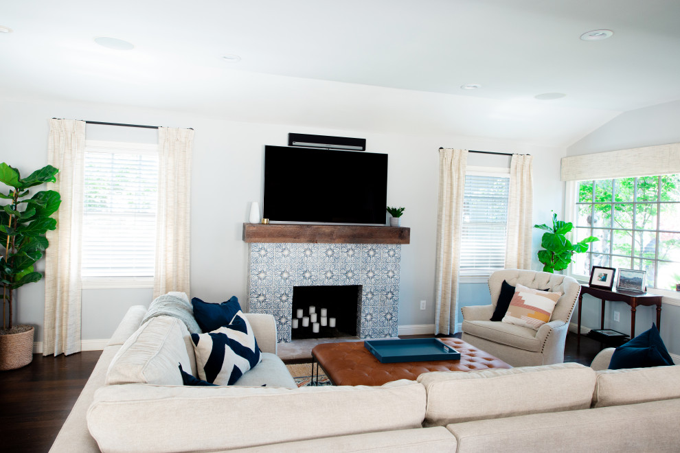 Mittelgroßes, Repräsentatives, Abgetrenntes Modernes Wohnzimmer mit beiger Wandfarbe, dunklem Holzboden, Kamin, Kaminumrandung aus Beton und freistehendem TV in San Francisco