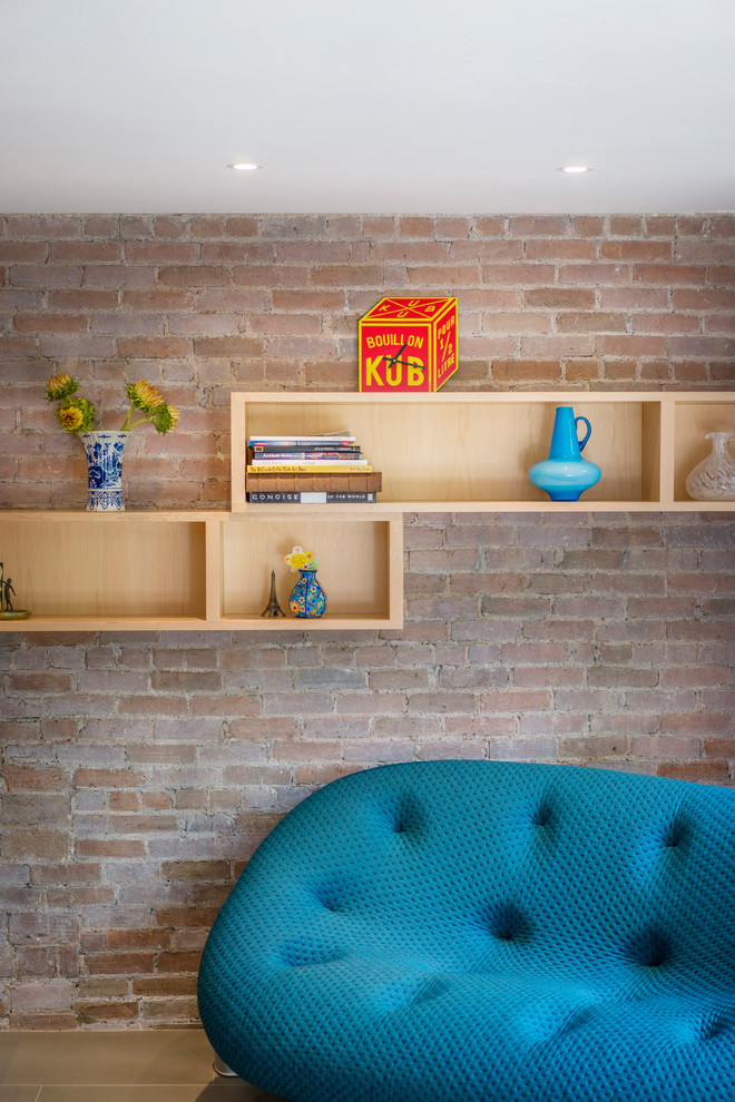 Ispirazione per un soggiorno chic di medie dimensioni e aperto con libreria, pavimento in gres porcellanato, TV a parete e pavimento grigio