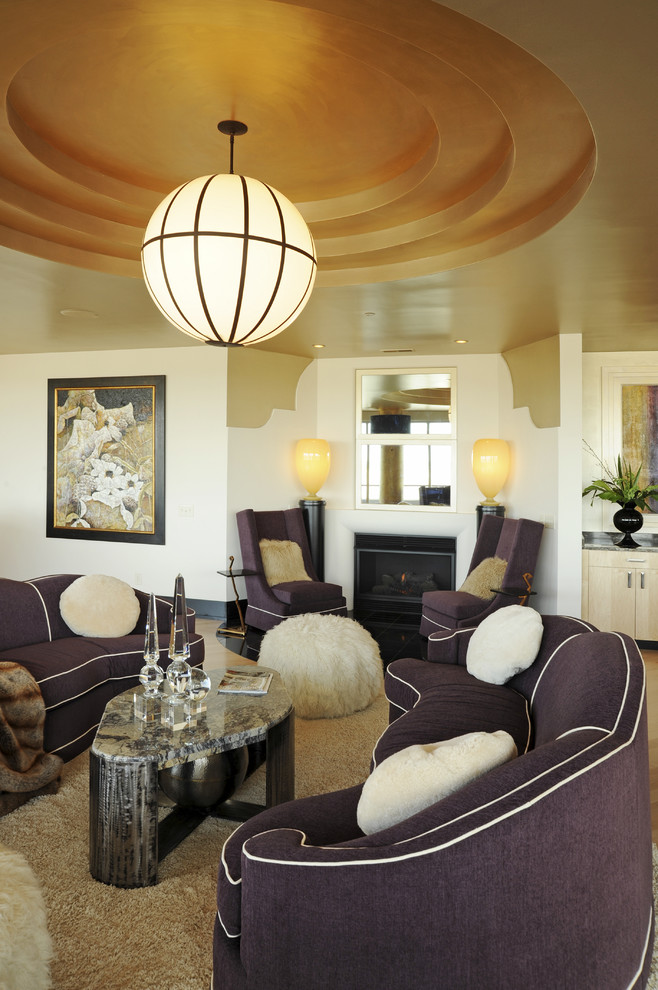 Источник вдохновения для домашнего уюта: гостиная комната в современном стиле с белыми стенами и стандартным камином