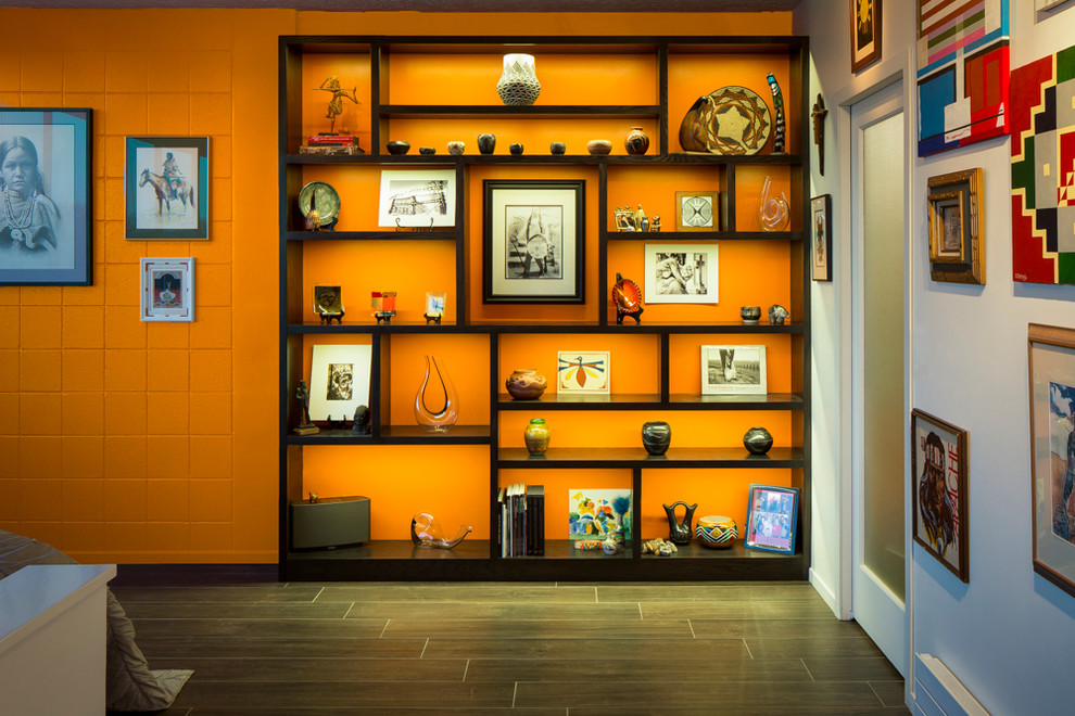 Modelo de salón abierto de estilo americano de tamaño medio sin chimenea y televisor con parades naranjas y suelo de baldosas de porcelana