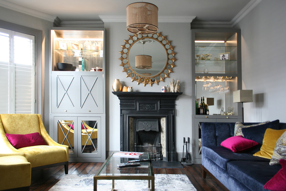 Kleines, Abgetrenntes Klassisches Wohnzimmer mit grauer Wandfarbe, dunklem Holzboden, Kamin, Kaminumrandung aus Metall und braunem Boden in London