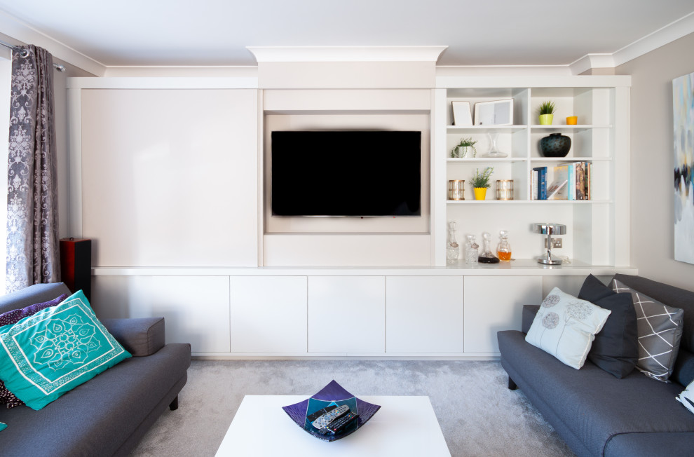 Foto di un soggiorno design di medie dimensioni con pareti beige, moquette, parete attrezzata e pavimento grigio