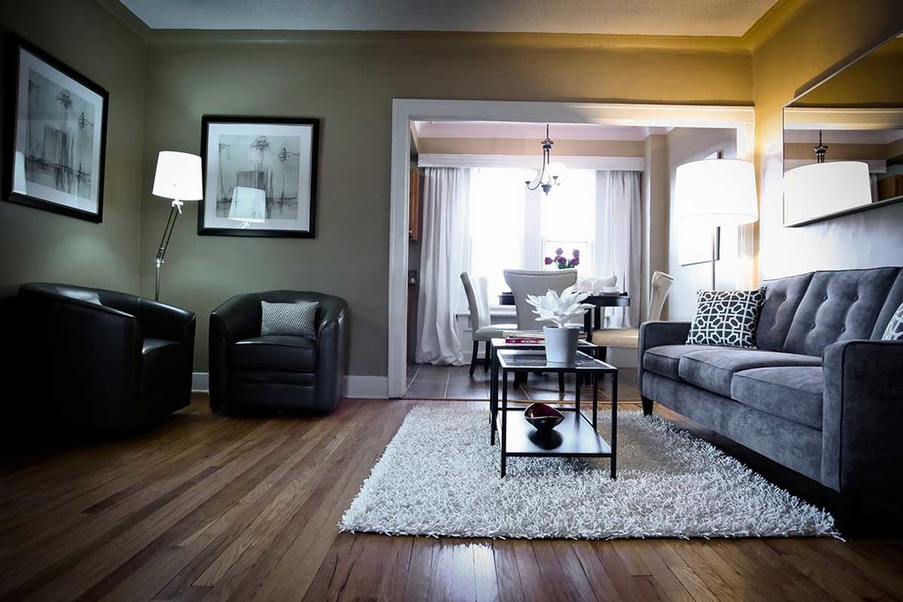 Ejemplo de salón para visitas cerrado tradicional de tamaño medio sin chimenea y televisor con paredes marrones y suelo de madera en tonos medios