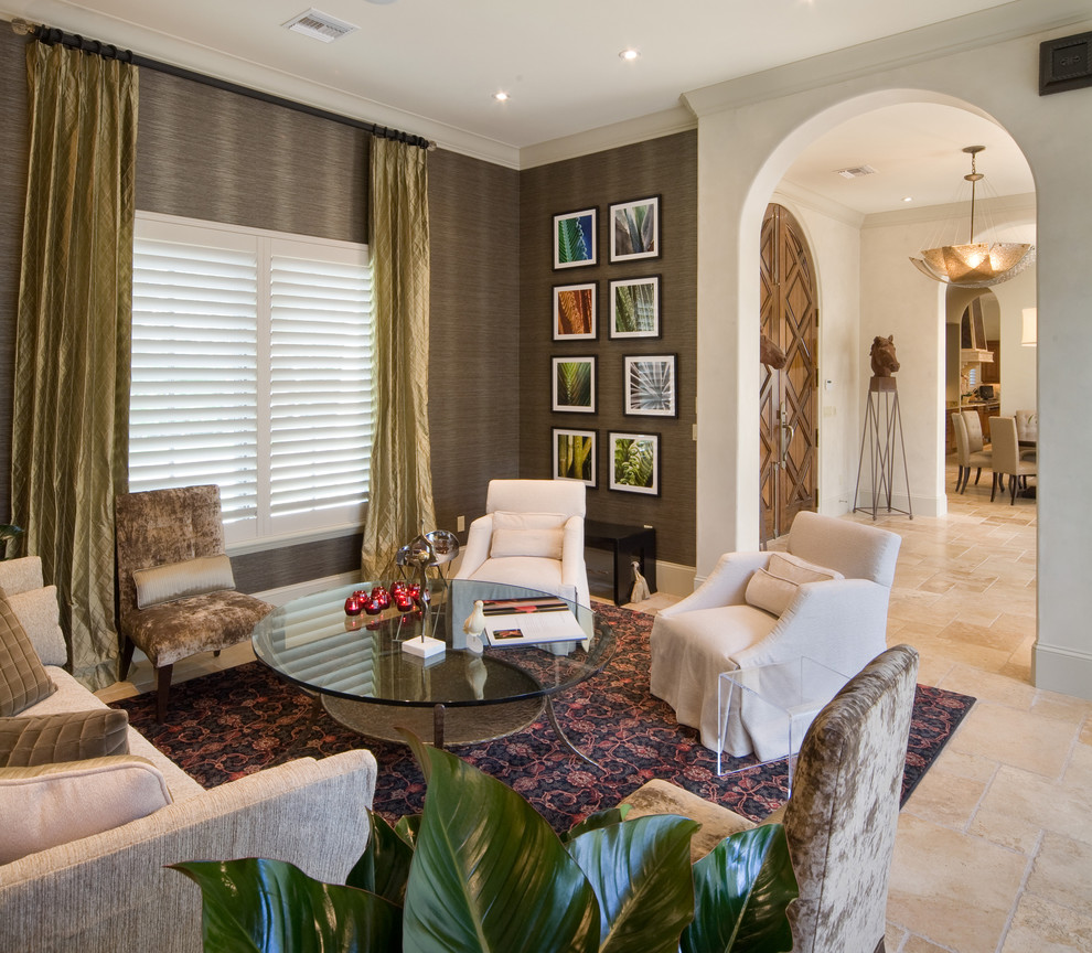 Пример оригинального дизайна: парадная гостиная комната в средиземноморском стиле с коричневыми стенами