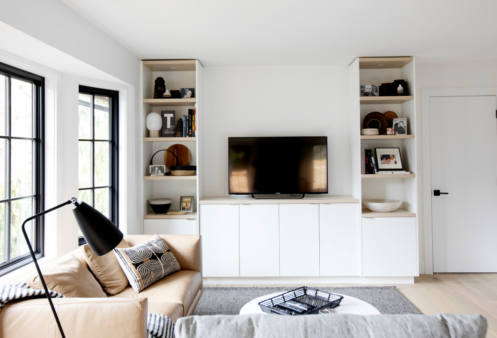 Inspiration pour un petit salon design ouvert avec un téléviseur encastré et un sol beige.