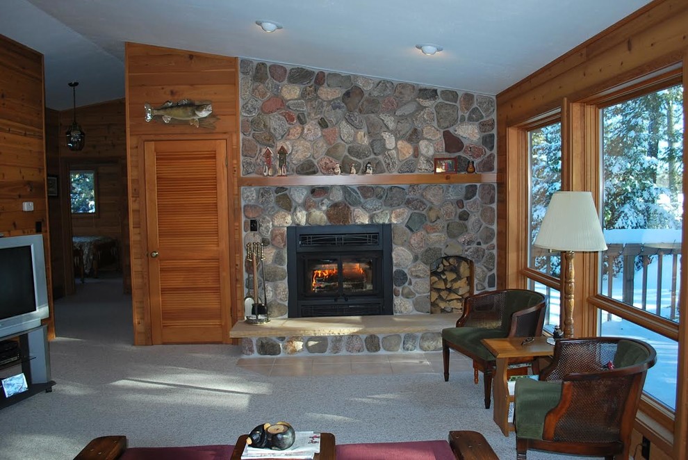 Exemple d'un salon montagne de taille moyenne et fermé avec une salle de réception, un mur multicolore, un sol en carrelage de céramique, une cheminée standard, un manteau de cheminée en pierre et aucun téléviseur.