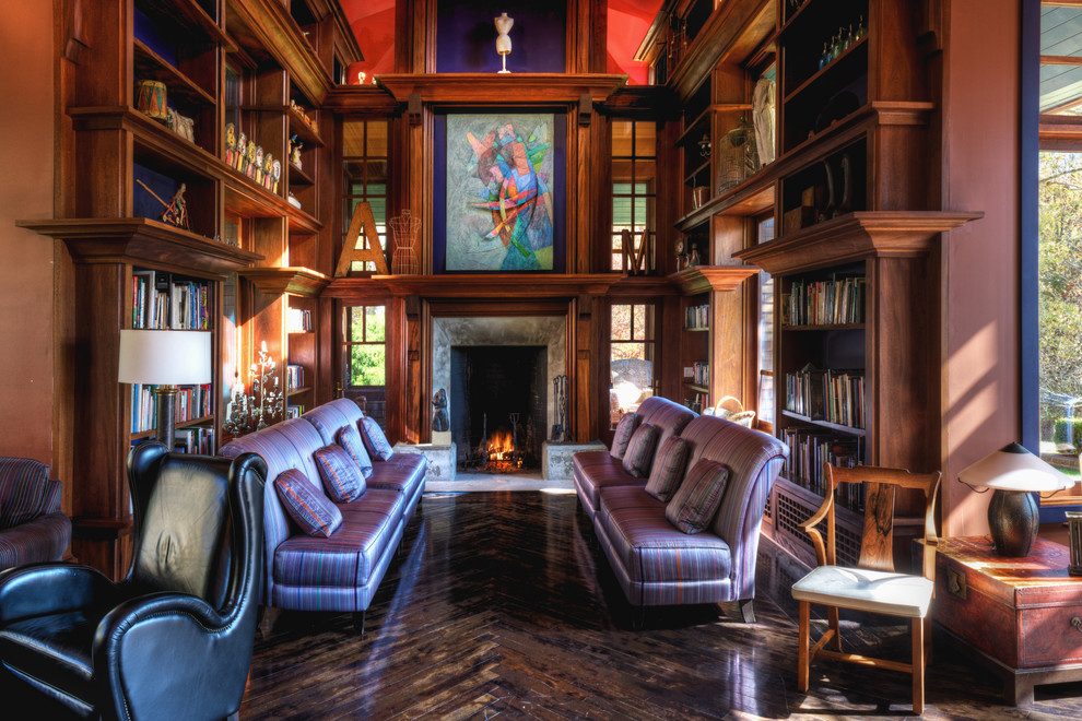 Fernseherlose, Offene Klassische Bibliothek mit dunklem Holzboden und Kamin in New York