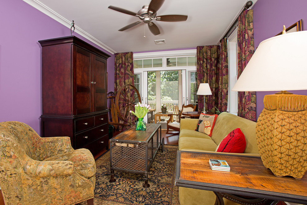 На фото: парадная, изолированная гостиная комната в стиле неоклассика (современная классика) с фиолетовыми стенами, паркетным полом среднего тона, скрытым телевизором и коричневым полом без камина с