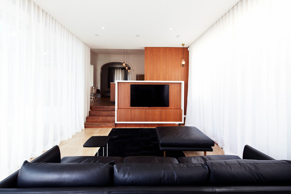 Diseño de salón abierto contemporáneo de tamaño medio con pared multimedia