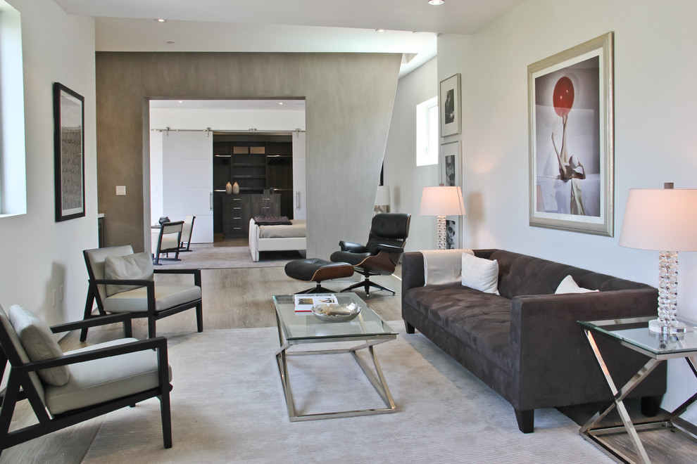 Modernes Wohnzimmer mit weißer Wandfarbe und hellem Holzboden in Los Angeles