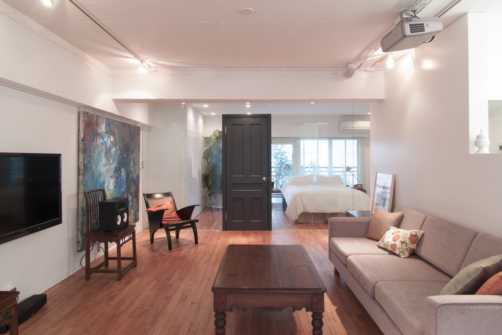 Foto de salón para visitas abierto escandinavo de tamaño medio sin chimenea con paredes blancas, suelo de madera en tonos medios y televisor independiente