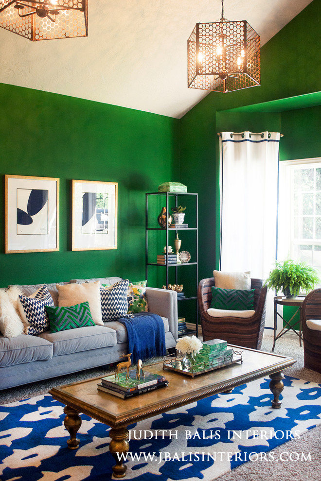 Modelo de salón cerrado bohemio pequeño con paredes verdes, moqueta y pared multimedia