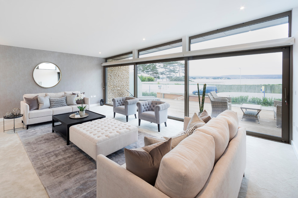 Esempio di un soggiorno classico con pareti grigie, moquette e pavimento beige