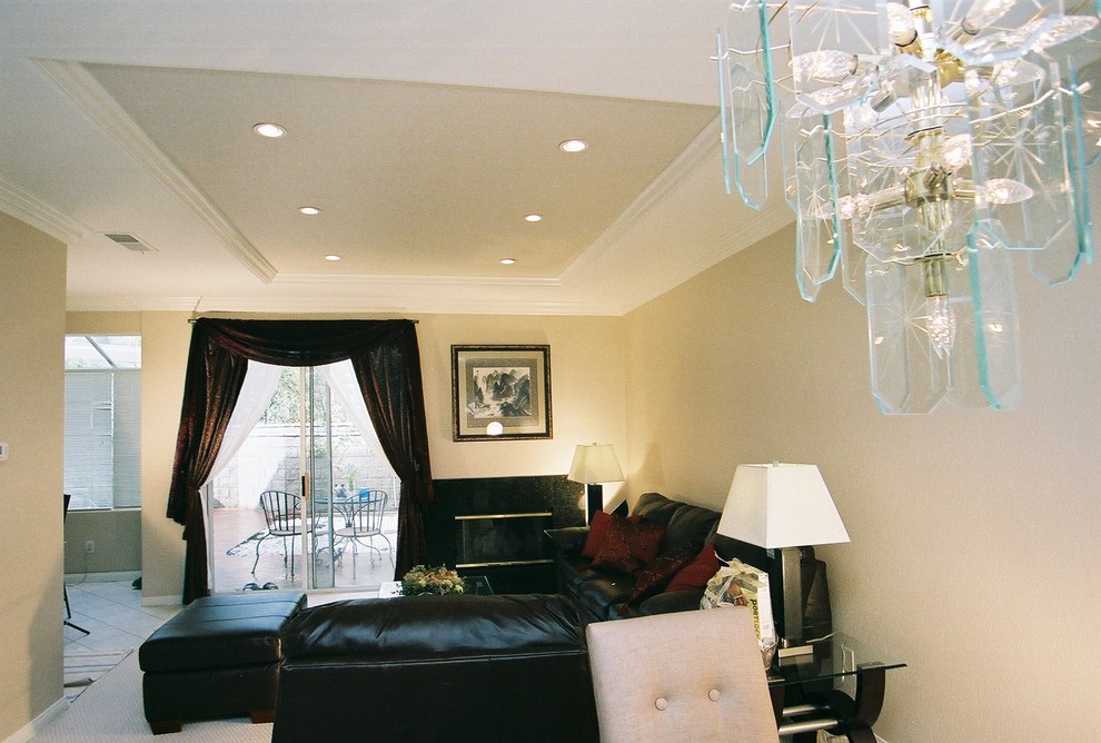 На фото: открытая гостиная комната среднего размера в восточном стиле с бежевыми стенами, ковровым покрытием, стандартным камином и фасадом камина из камня с