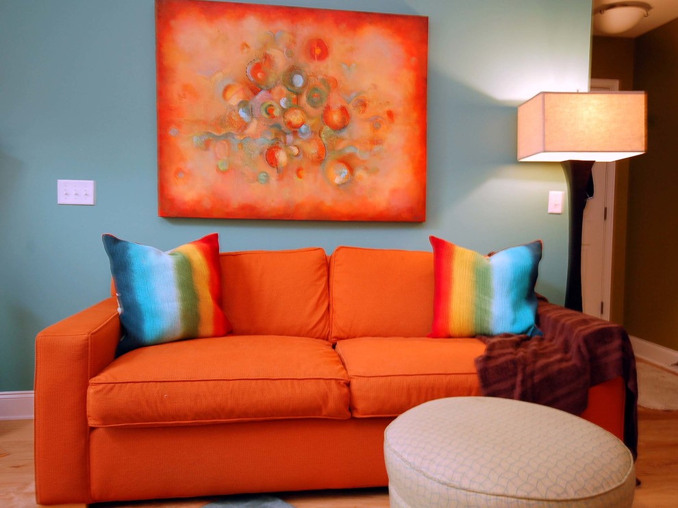 Mittelgroßes, Offenes Mediterranes Wohnzimmer mit blauer Wandfarbe, dunklem Holzboden, TV-Wand und braunem Boden in Sonstige