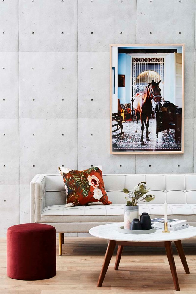 Свежая идея для дизайна: открытая гостиная комната среднего размера в стиле лофт с серыми стенами, полом из винила и коричневым полом без камина, телевизора - отличное фото интерьера