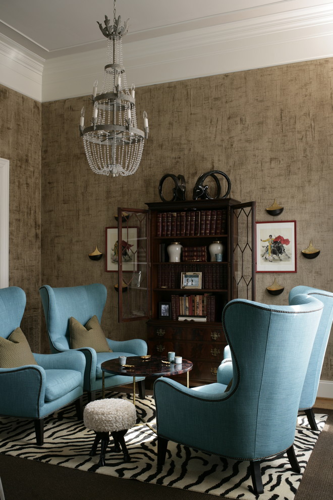 Стильный дизайн: парадная гостиная комната в классическом стиле с коричневыми стенами без телевизора - последний тренд
