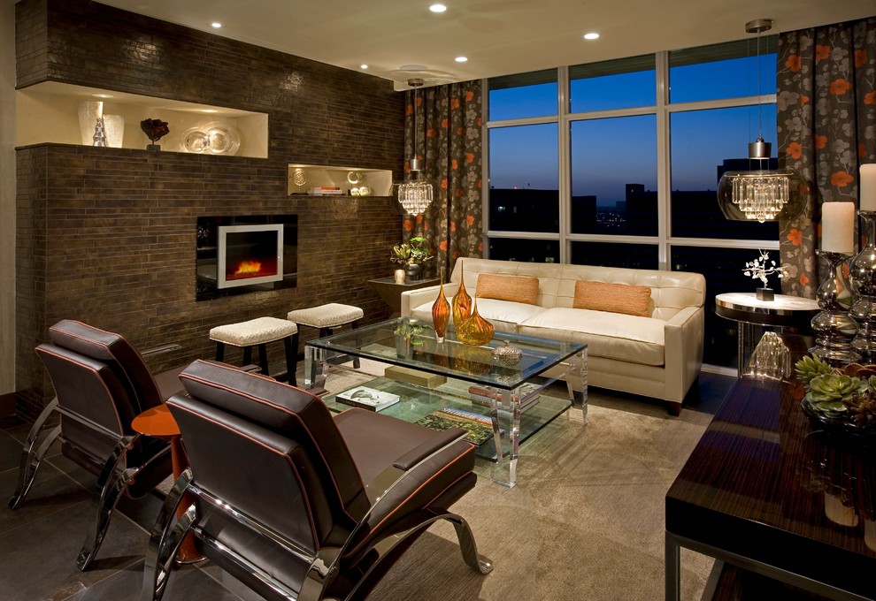 Repräsentatives Modernes Wohnzimmer mit Kamin und gefliester Kaminumrandung in Orange County