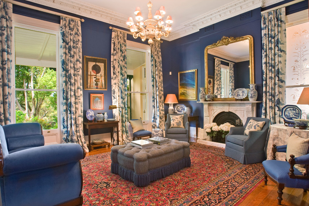 Exemple d'un salon victorien fermé avec une salle de réception, un mur bleu, un sol en bois brun et une cheminée standard.