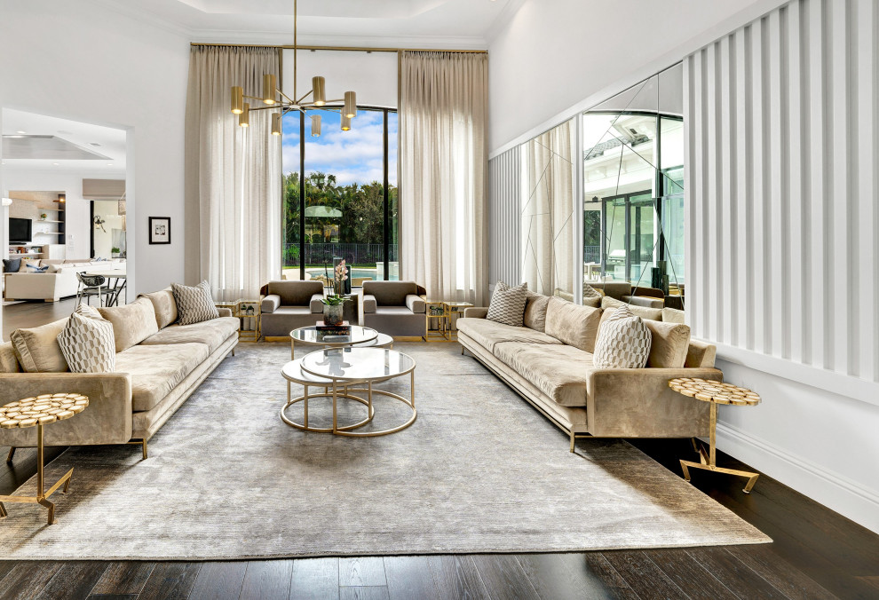 Großes, Offenes Modernes Wohnzimmer mit grauer Wandfarbe, dunklem Holzboden und braunem Boden in Miami